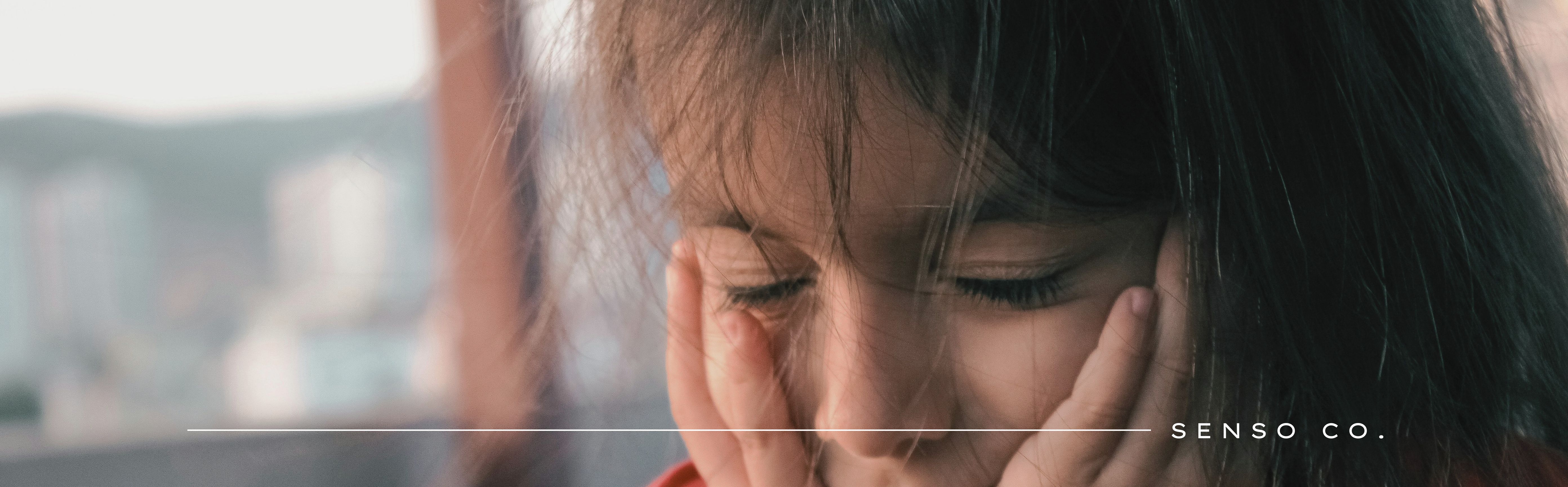 Mi hijo se tapa los oídos con los ruidos: ¿qué significa?