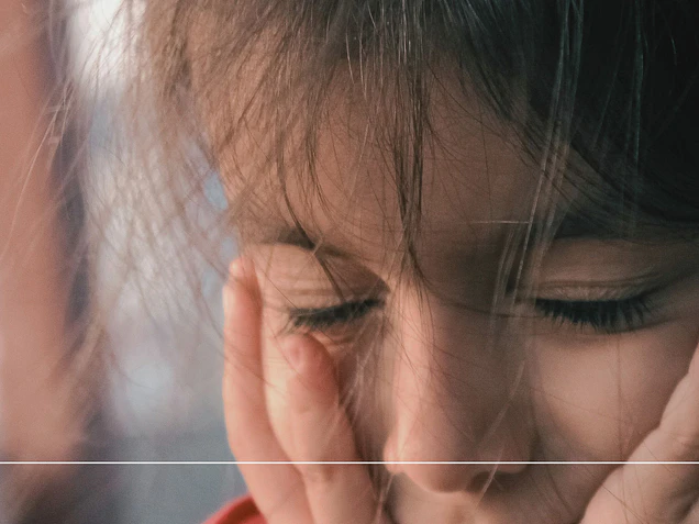 Mi hijo se tapa los oídos con los ruidos: ¿qué significa?