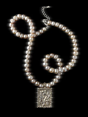 Pendiente Leyla y collar de perlas de rio