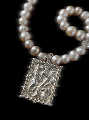 Pendiente Leyla y collar de perlas de rio