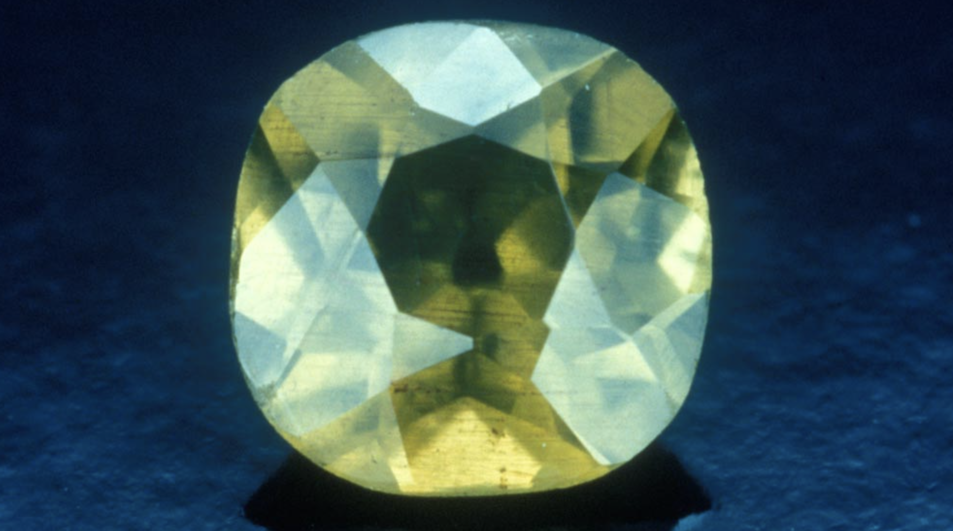 Peridoto: la piedra verde, su origen y su vínculo con Cleopatra