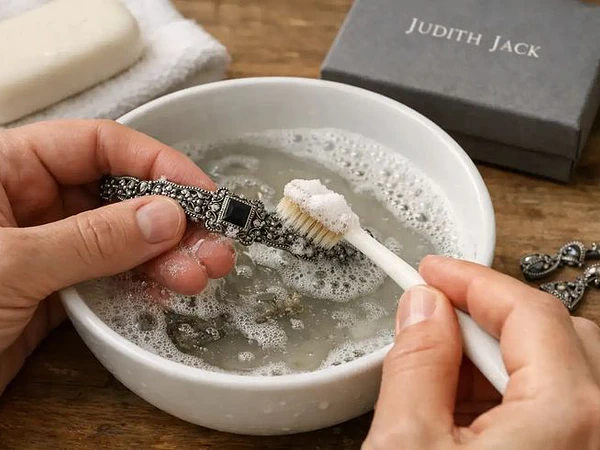 Cómo limpiar joyas de plata sin dañarlas (guía completa)