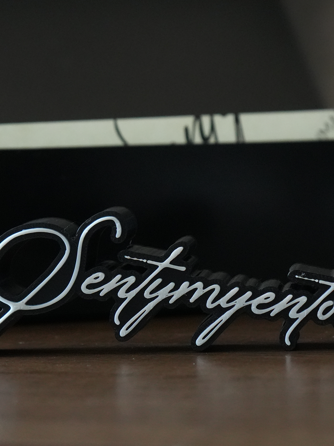 Sentymyentos Desk Piece 1