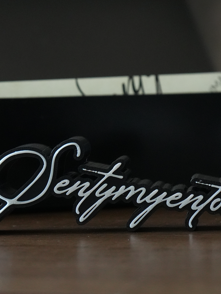 Sentymyentos Desk Piece 1
