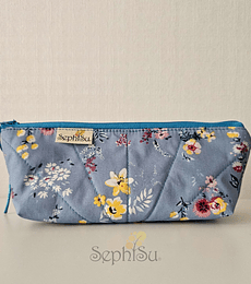 Estuche Doc - Flores Fondo Celeste