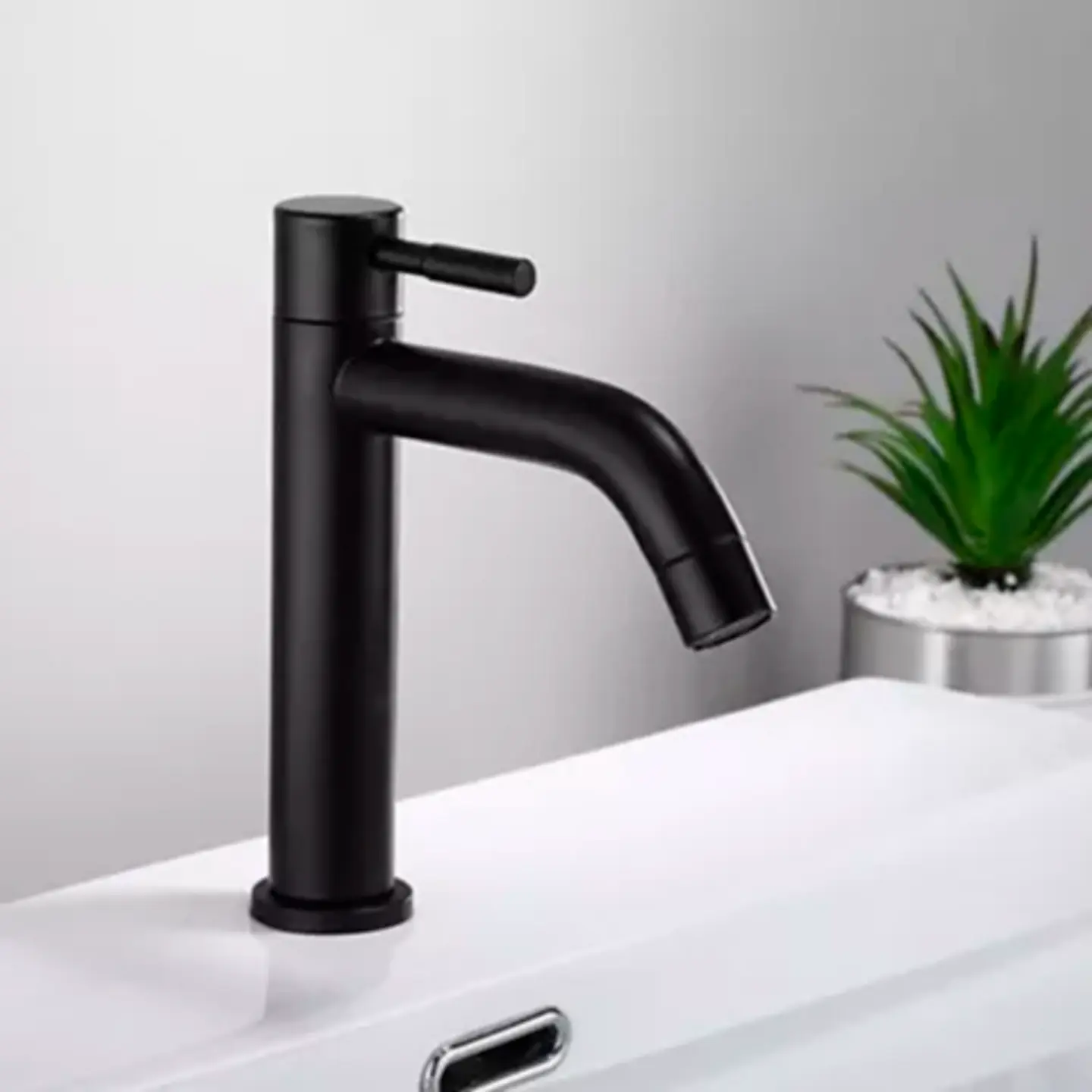 Llave Lavamanos Baja Negra  2