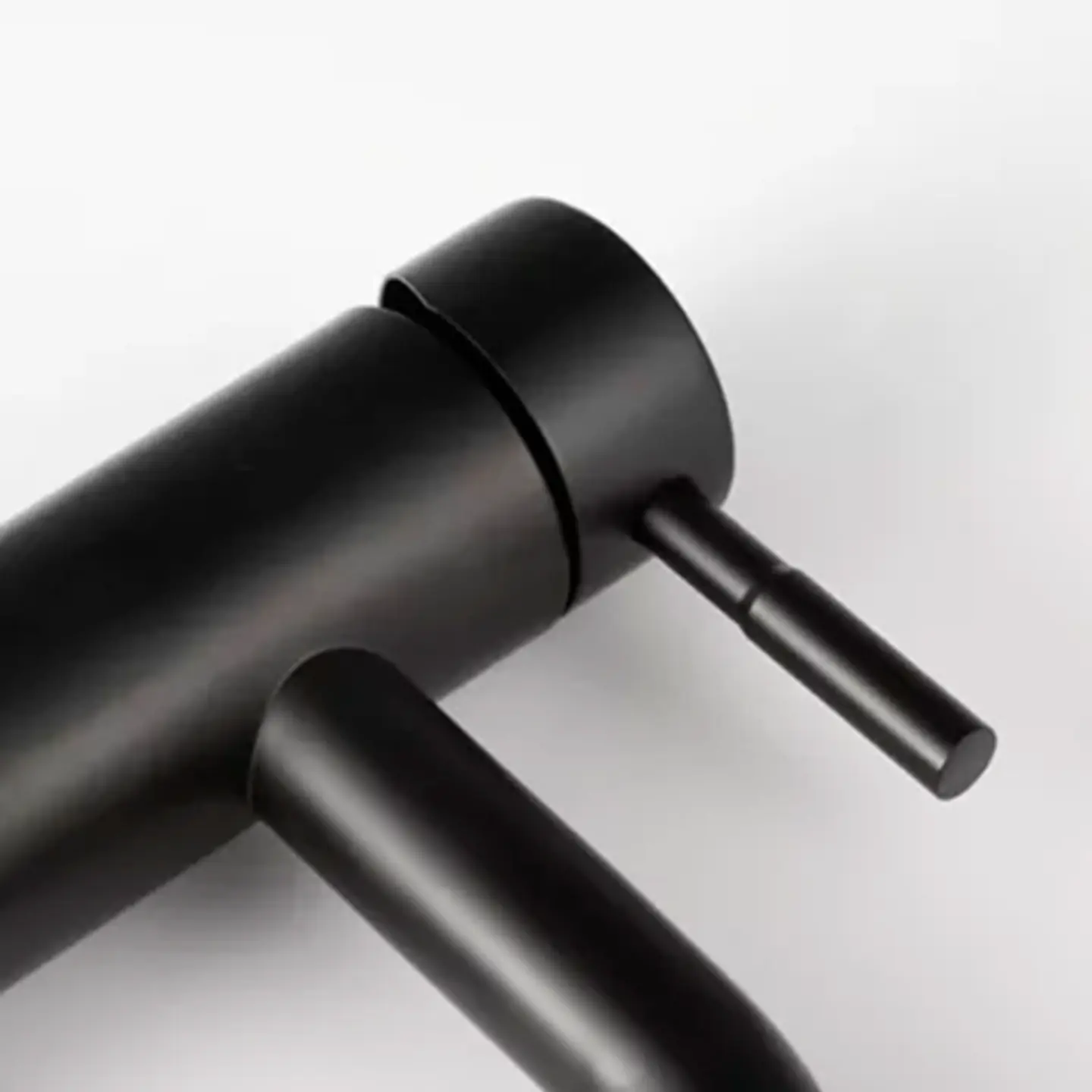 Llave Lavamanos Baja Negra  4