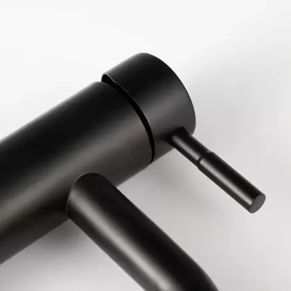 Llave Lavamanos Baja Negra  4