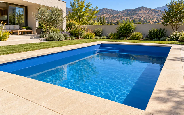 Prepara tu piscina para el verano: qué pintura elegir según el material