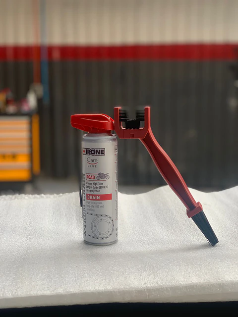 Spray de lubricación de cadena high performance  marca Ipone (250cc) Incluye cepillo de limpieza profesional