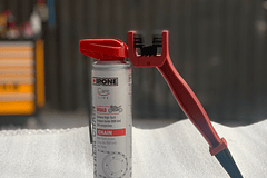 Spray de lubricación de cadena high performance  marca Ipone (250cc) Incluye cepillo de limpieza profesional