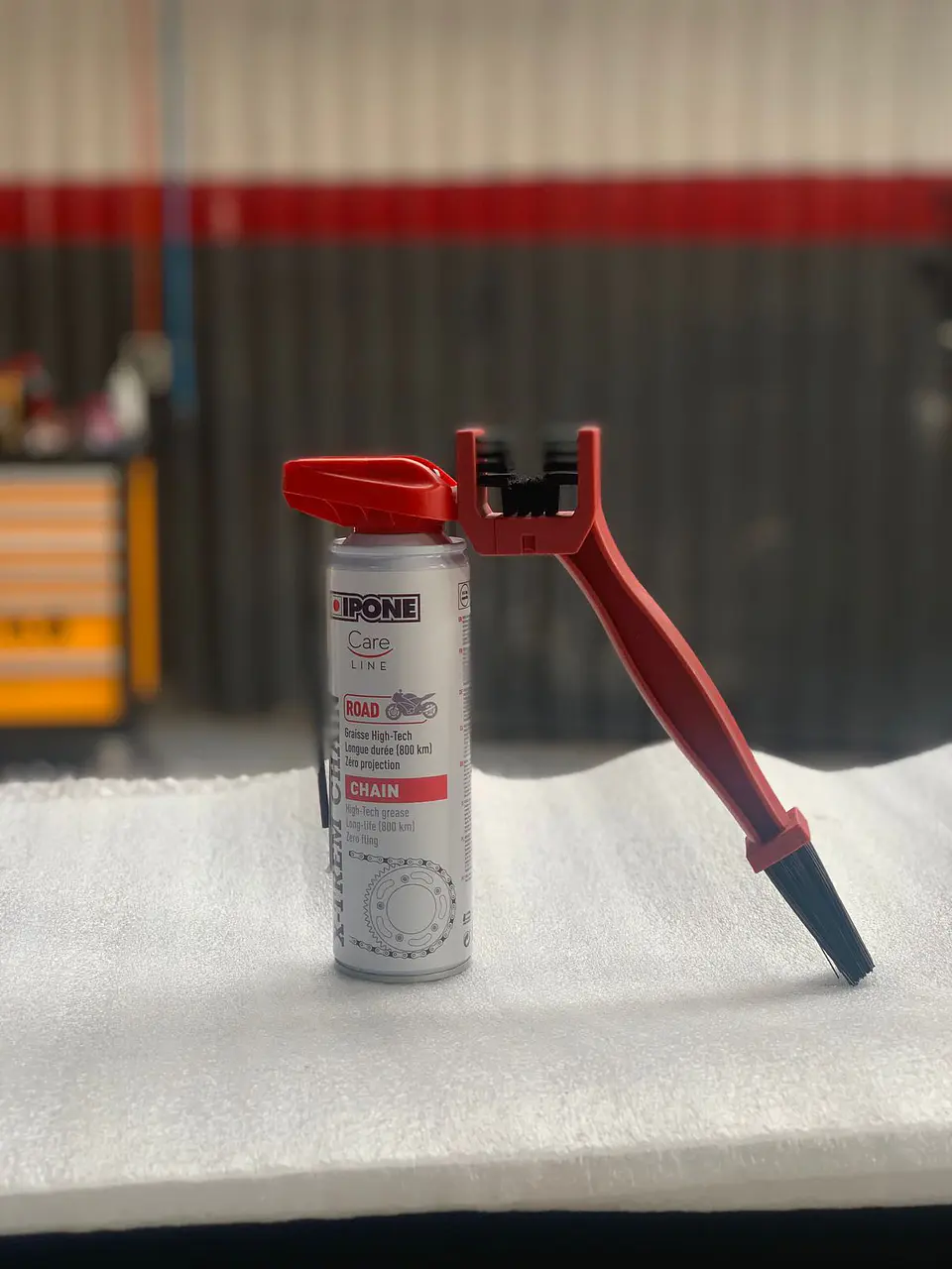 Spray de lubricación de cadena high performance  marca Ipone (250cc) Incluye cepillo de limpieza profesional 1