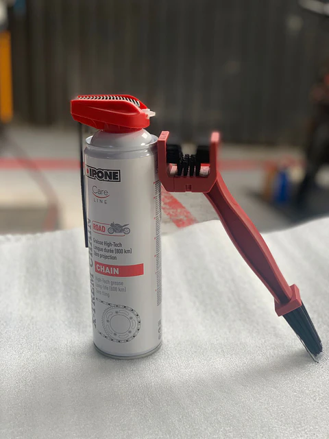 Spray de lubricación de cadena high performance  marca Ipone (500cc) Incluye cepillo de limpieza profesional