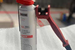 Spray de lubricación de cadena high performance  marca Ipone (500cc) Incluye cepillo de limpieza profesional