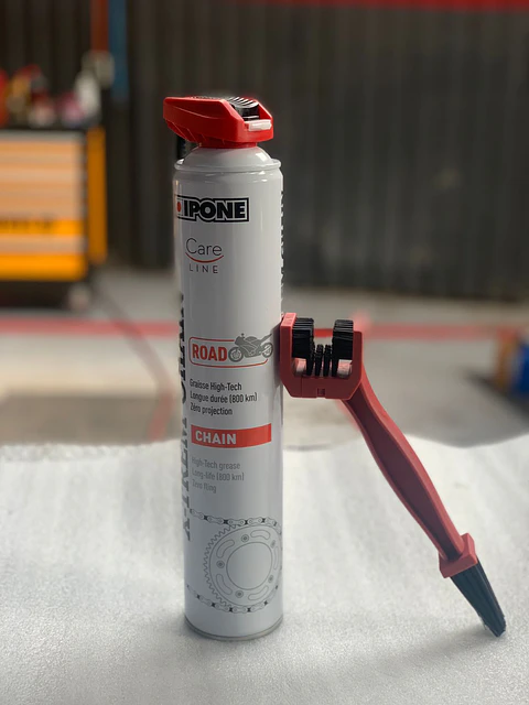 Spray de lubricación de cadena high performance  marca Ipone (750cc) Incluye cepillo de limpieza profesional