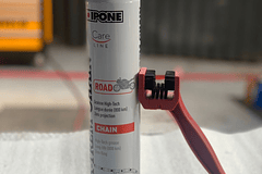 Spray de lubricación de cadena high performance  marca Ipone (750cc) Incluye cepillo de limpieza profesional