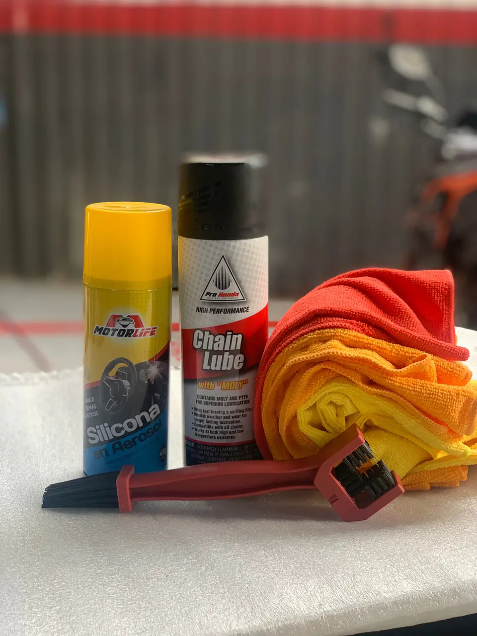 Lubricante cadena+cepillo+silicona spray+kit paños micro fibra 1