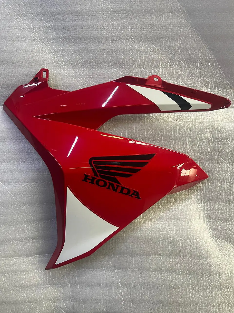 CARENADO INFERIOR IZQUIERDO HONDA CB 190 REPSOL AÑO 2019-2024 1