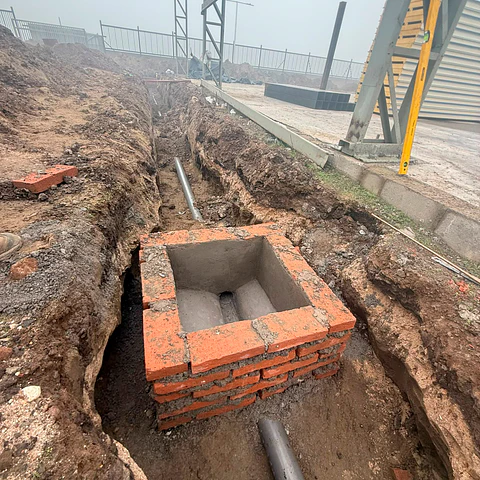 Instalación de Fosas Sépticas y Cámaras de Inspección en Hormigón: Saneamiento Garantizado para tu Parcela