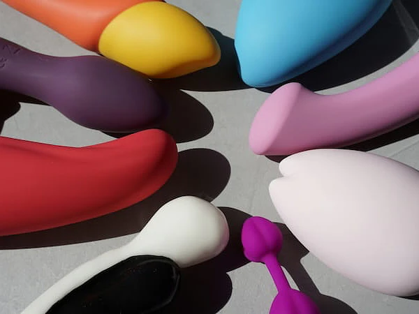 Productos de alta rotación en un sexshop: qué no puede faltarte en vitrina