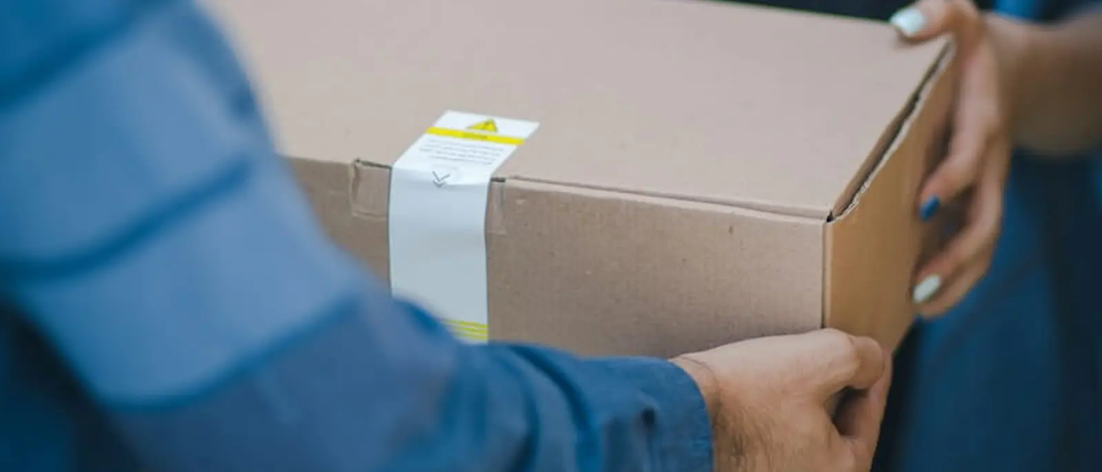 Envío discreto y postventa: cómo fidelizar clientes desde la caja