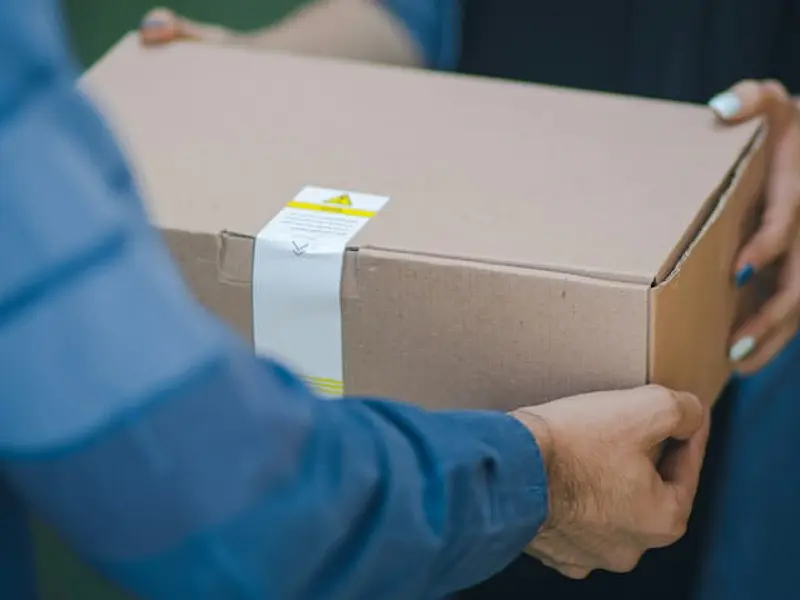 Envío discreto y postventa: cómo fidelizar clientes desde la caja