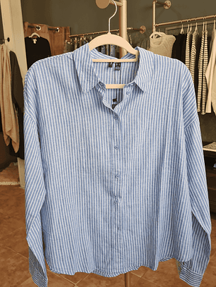 Camisa azul de rayas blancas