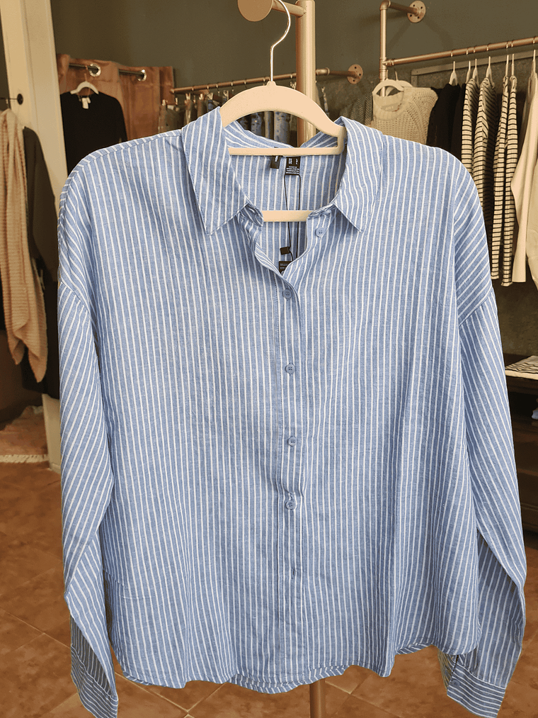 Camisa azul de rayas blancas 1