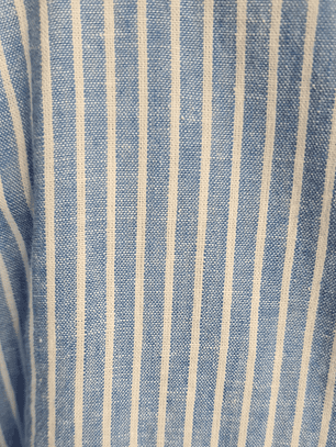 Camisa azul de rayas blancas