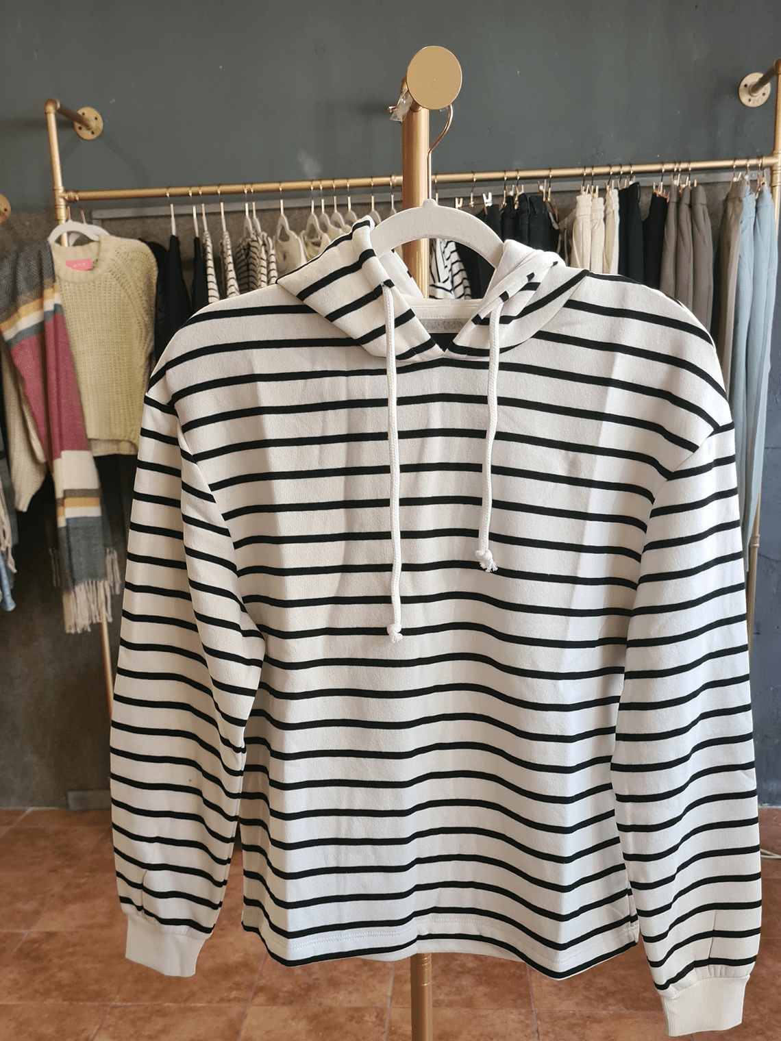 Sudadera blanca con rayas negras 1