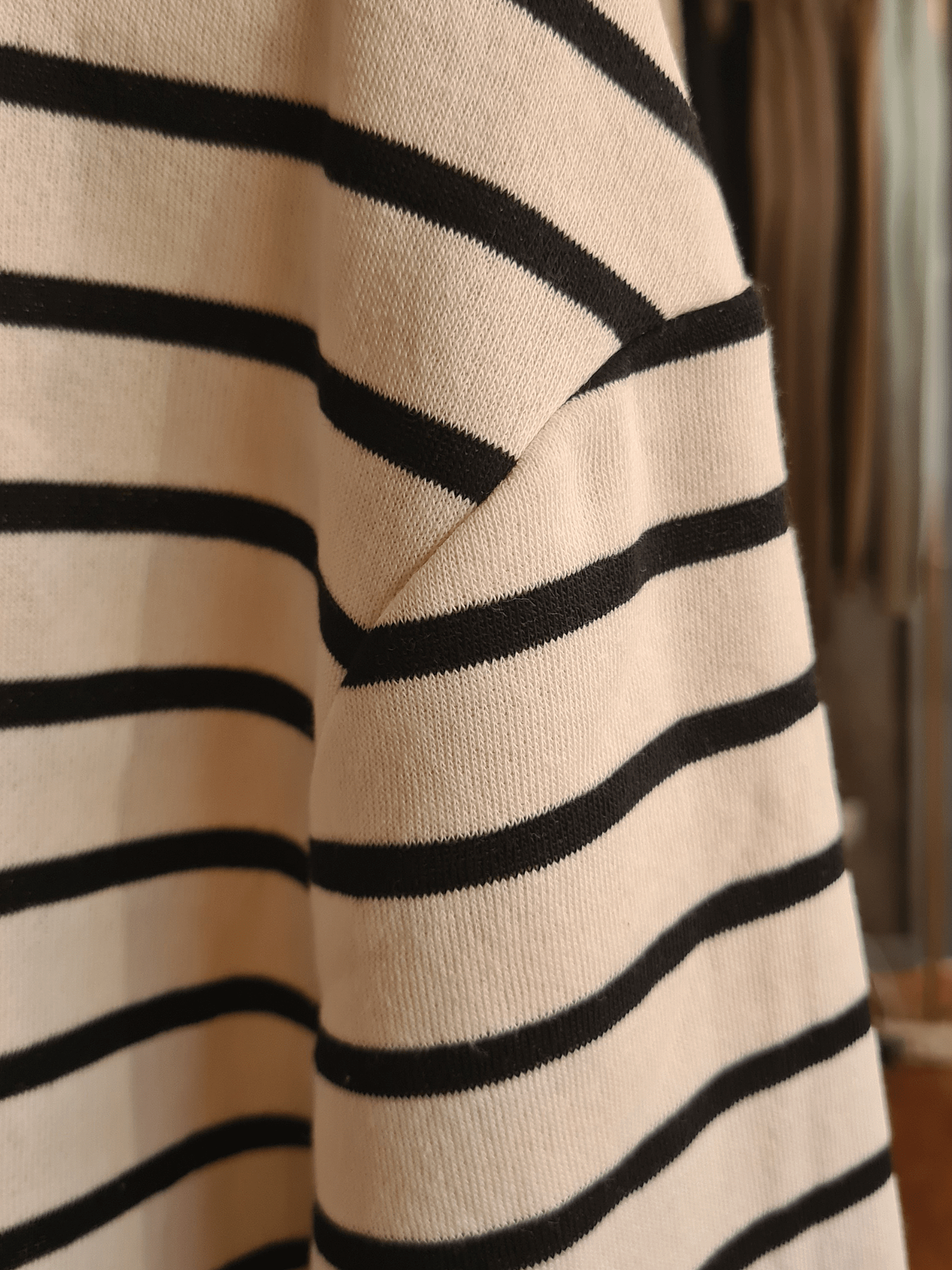 Sudadera blanca con rayas negras 2