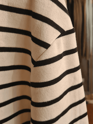 Sudadera blanca con rayas negras