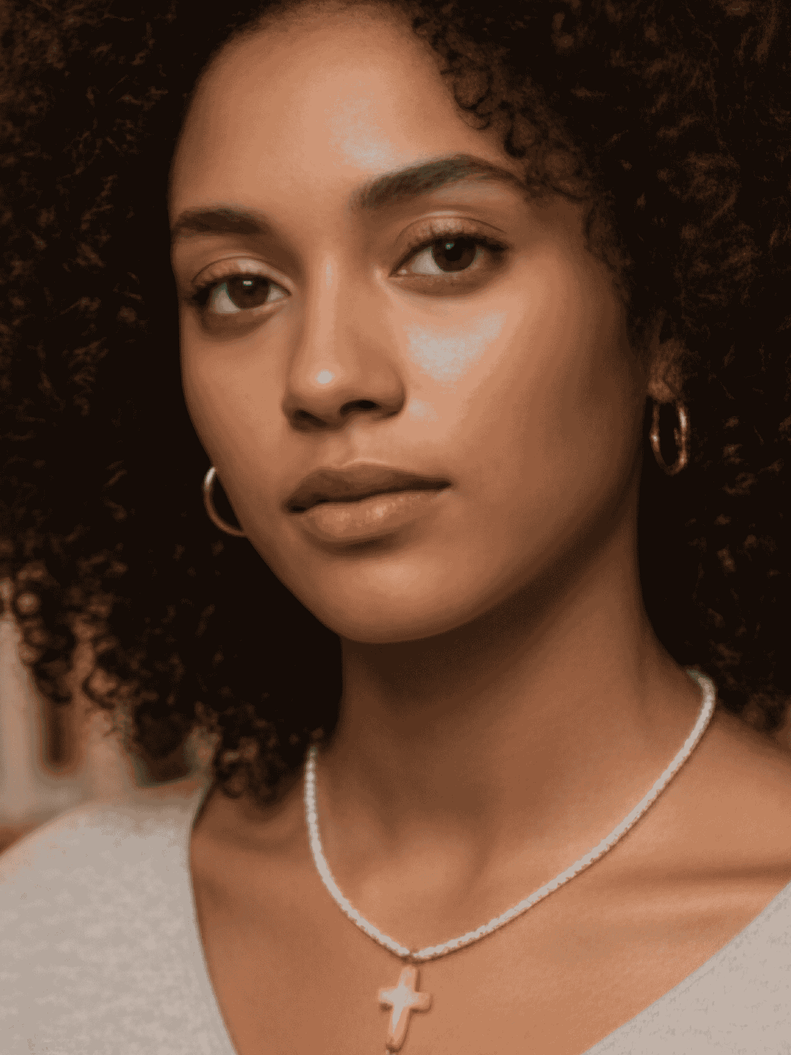 Collar de cordón encerado y cruz de concha, varios colores. 1