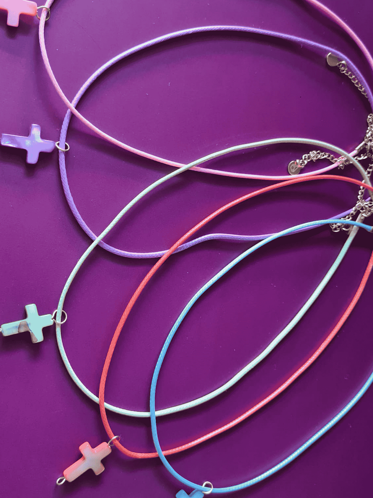 Collar de cordón encerado y cruz de concha, varios colores. 2