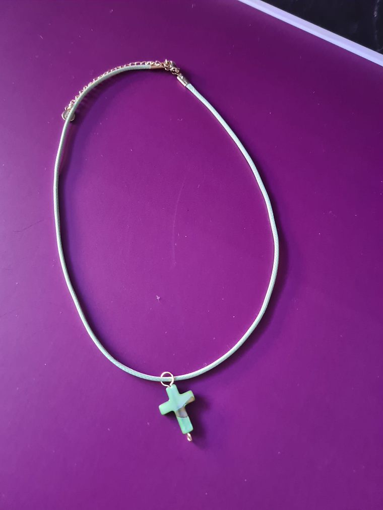 Collar de cordón encerado y cruz de concha, varios colores. 3