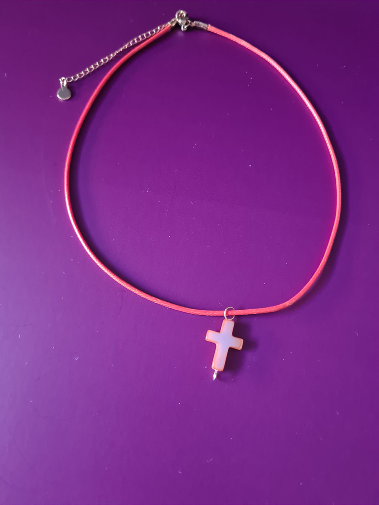 Collar de cordón encerado y cruz de concha, varios colores. 5