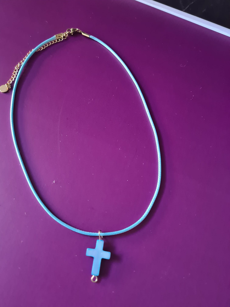 Collar de cordón encerado y cruz de concha, varios colores. 6
