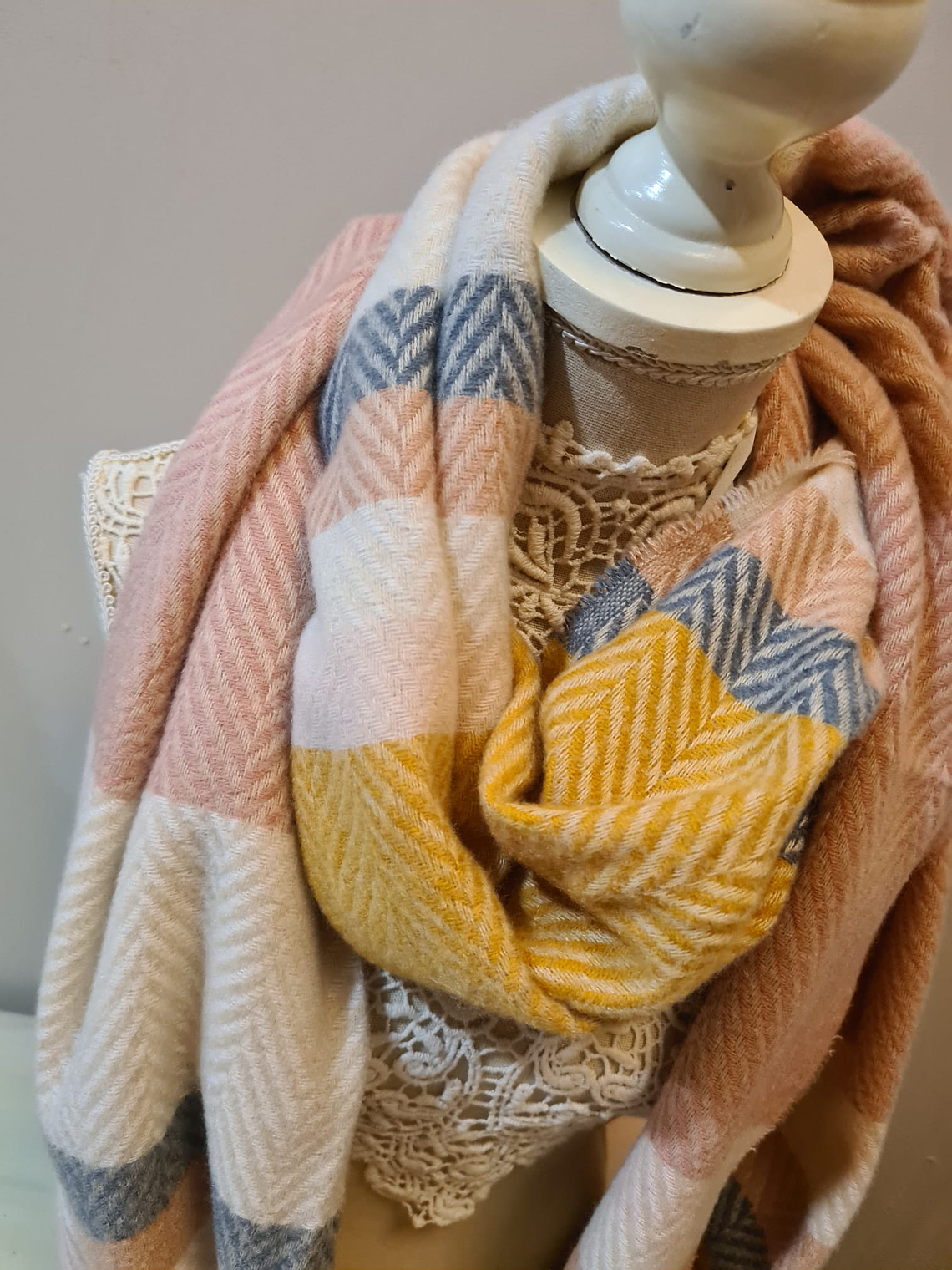 Bufanda espiga flecos amarillos azules 2