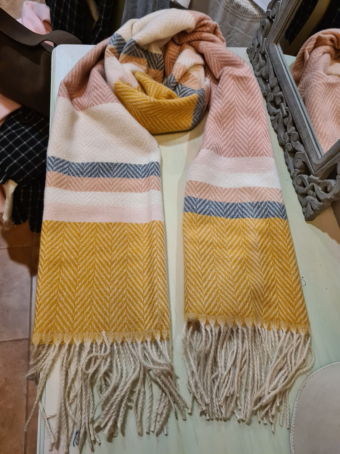 Bufanda espiga flecos amarillos azules 3