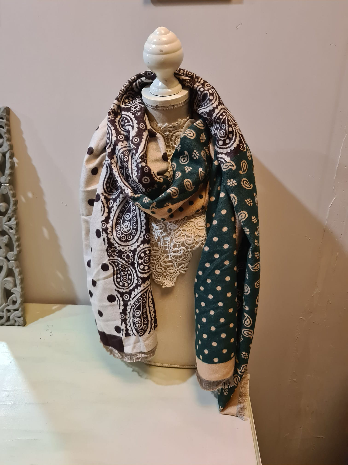 Bufanda marrón y verde paisley y lunares 1