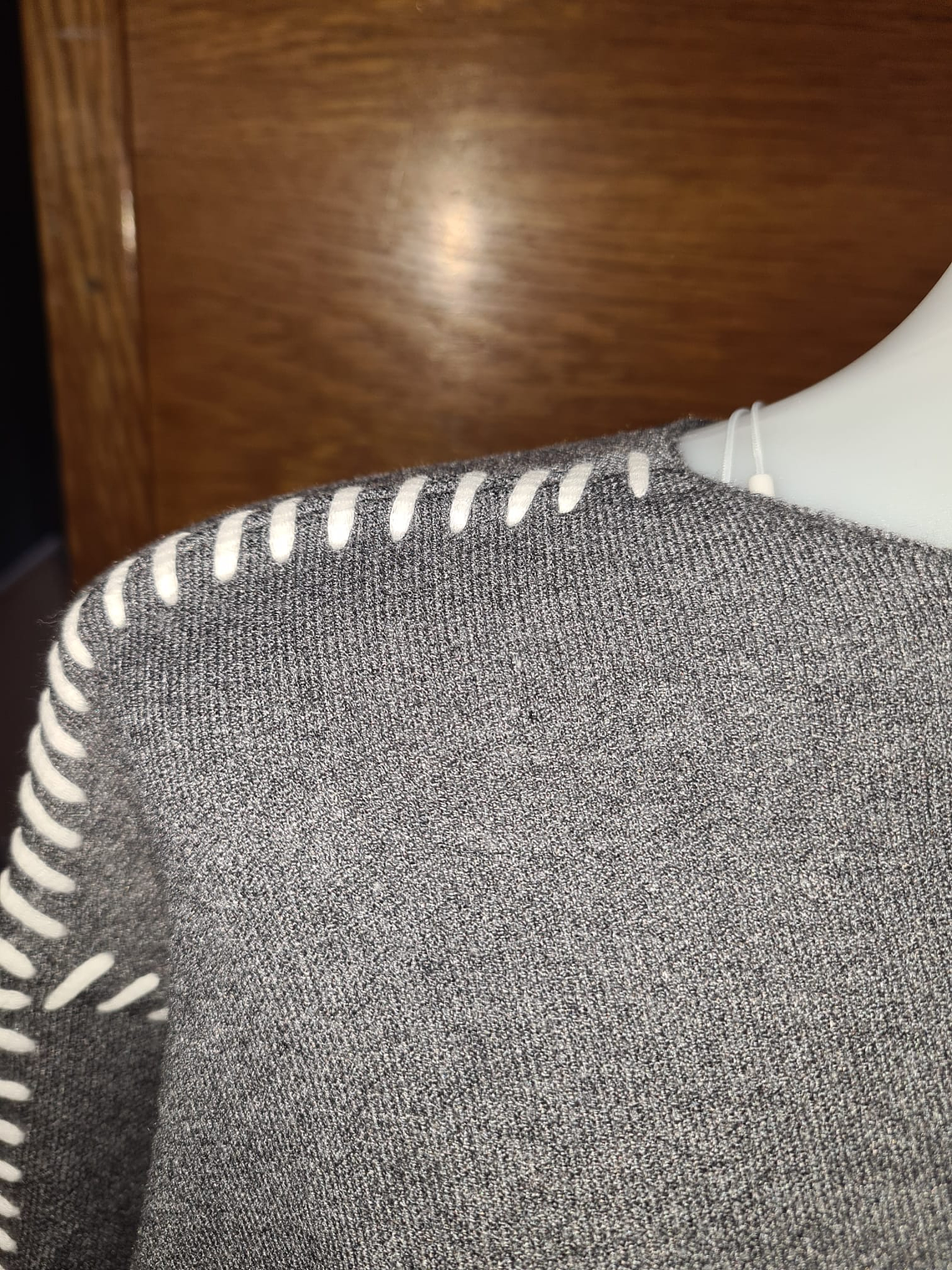 Jersey gris con pespunte lateral blanco 2