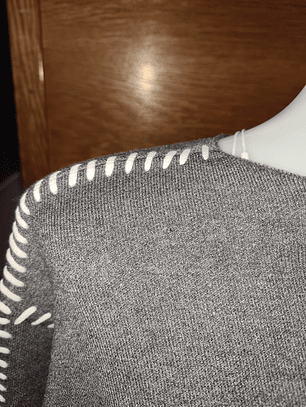 Jersey gris con pespunte lateral blanco