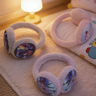 OREJERAS DE PELUCHE CON ILUSTRACIÓN K-POP C/U