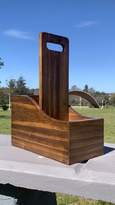 MATERA DE MADERA CON PORTA CELULAR