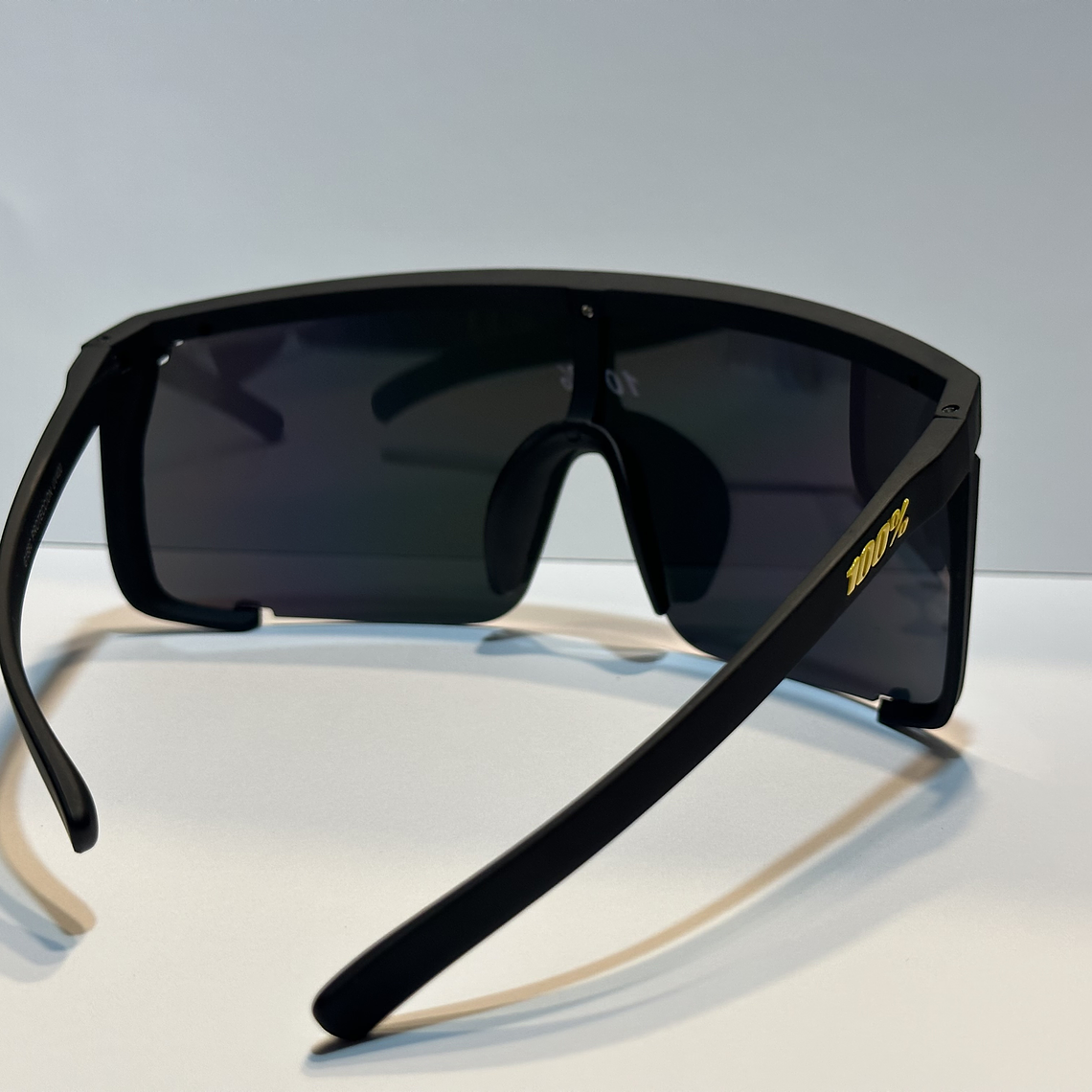 LENTES DE SOL NEGRO 100% 3