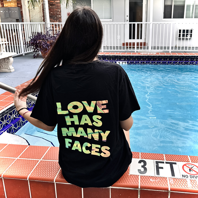 Polera LOVE HAS MANY FACES NEGRA  3