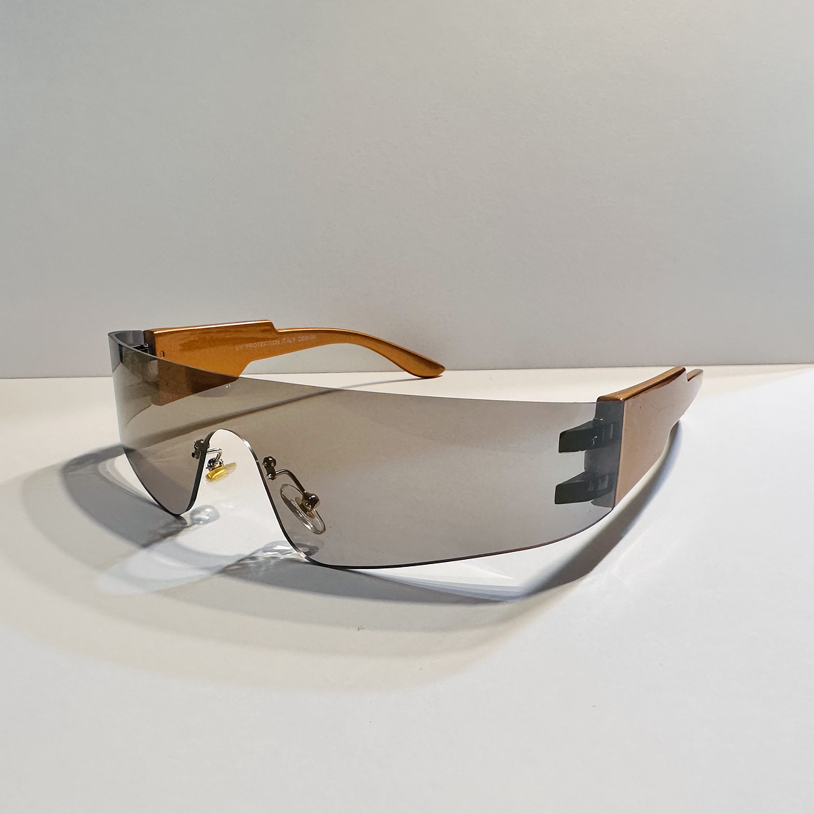 Lentes Tornasol Dorado  estilo Rauw Alejandro 2