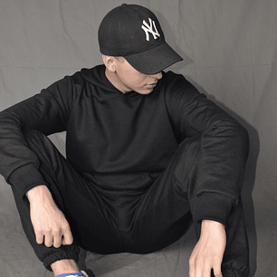 POLERON NEGRO CANGURO BASICO 