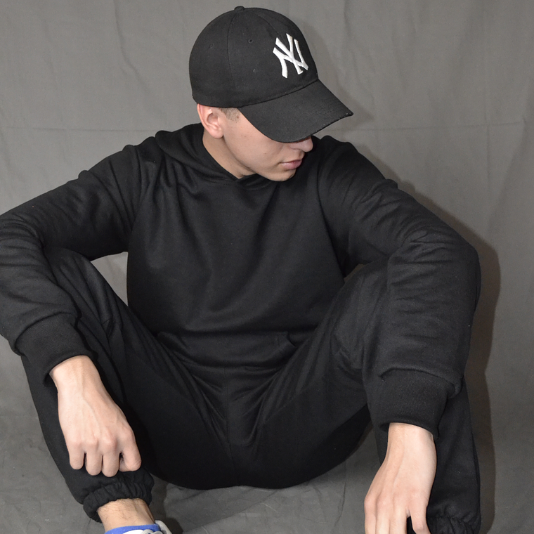 POLERON NEGRO CANGURO BASICO  1