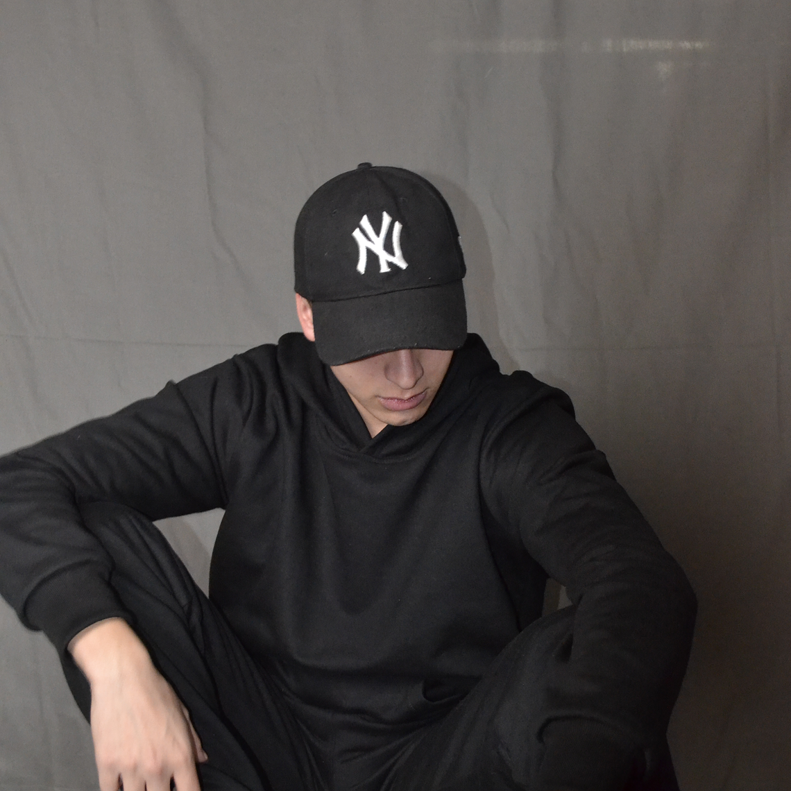 POLERON NEGRO CANGURO BASICO  2